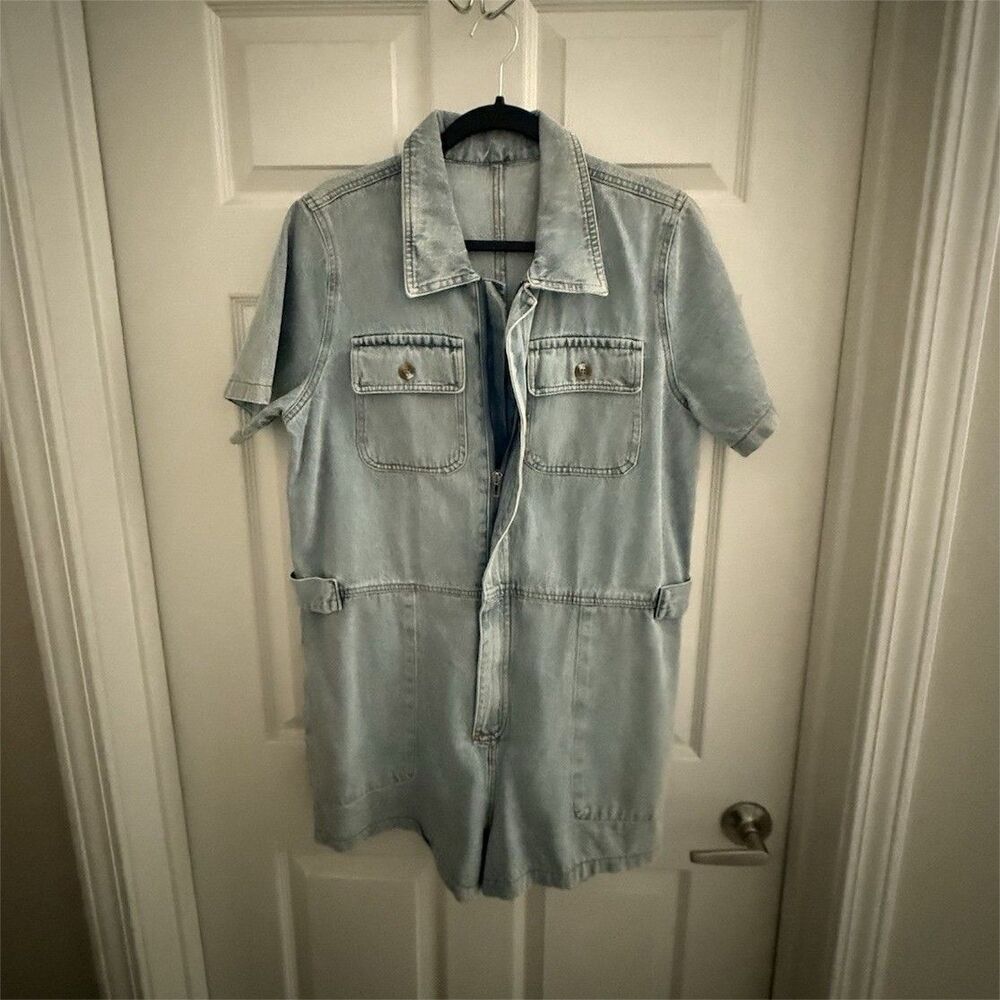 Light Wash Blue Denim Romper Women’s L Short Sleeve Collared Zip Front Pockets